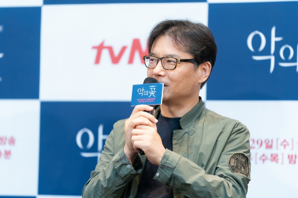 Director Kim Chul-kyu praised the actors Flower of Evil Hot Summer Days, including Lee Joon-gi, Moon Chae-won, Jang Hee-jin, Seo Hyeon-woo and Kim Ji-hoon.Director Kim Chul-gyu delivered a written interview on the 6th of the TVN drama Flower of Evil.The Flower of Evil is a high-density emotional tracking drama of two people facing the truth that they want to ignore, Baek Hee-sung (Lee Joon-gi), a man who played even love, and his wife Chae-won (Moon Chae-won), who started to doubt his reality.The drama depicted the process of Do Hyun-soos identity being discovered by his wife, a criminal detective, while Do Hyun-soo (Lee Joon-gi) lived in Baek Hee-sungs name for 15 years after the death of his father, psychopath chain Murderma Do Min-seok (Choi Byung-mo).As the real Murder accomplice of the Dominok (Kim Ji-hoon) woke up from a vegetative state, Do Hyun-soo fought to take off his Murder falsification and protect his family.The Flower of Evil attracted its audience with the development of a han suspense and melodrama; the final episode ended with a top rating of 5.7%.Kim said, I express my heart to all the staff, actors, and crew who poured their passion to make Flower of Evil even in the hot summer, long rainy season, typhoon, and unstable situation caused by Corona 19. It was a great luck for me to meet the work of Flower of Evil.I can finish it safely until the end, and I am once again thanking you to viewers who have been interested in Thank You and have sent me a lot of love. Lee Joon-gi, who has expressed the character Do Hyun-soo with great immersion, especially in the middle of the dramas emotions with deep appeal, Seo Hyeon-woo, who made the breathtaking narrative breathe in the middle of the breathtaking narrative, and Jang Hee-woo, I think the drama was well received with Kim Ji-hoons Hot Summer Days, which surprised everyone with a really explosive impact at the end of the year.He added, Thank you to Yoon Byung-hee (Park Kyung-chun), Kim Ki-moo (Yeom Sang-cheol), and Han Soo-yeon (Jung Mi-suk), who played a role so hard and wonderfully even though they did not have many appearances.