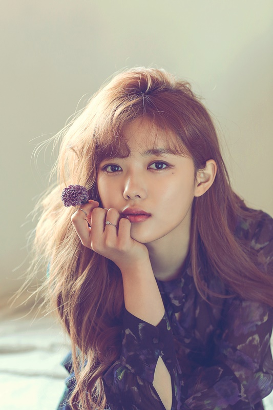 Actor Kim Yoo-jung is under review after being offered a role in SBS Drama Time Hunggi.On May 5, an official of the agency Awesome ENT said, Kim Yoo-jung is considering appearing with the proposal of Time Hunggi.Time Hunggi is a fantasy romance historical drama with the imagination of the artist in the story of the only female artist in the Joseon Dynasty, which is briefly recorded in the feed.Kim Yoo-jung is said to have been proposed to play the role of Timmy Hung, the first and last painting artist in Korea.Time Hunggi is based on the same name work by Jung Eun-gwol, who is famous for his Internet romance novels that have been successful in drama such as The Year of the Sun and The Days of Sungkyunkwan.If Kim Yoo-jung confirms the appearance of Time Hunggi, he will meet with Jung Eun-gwol writer again after The Year of the Sun.Actor Ahn Hyo-seop is cast in the role of the main character of the drama male, and Jang Tae-yu PD, who directed Deep-rooted Tree, Youre From the Stars and Hiena recently, is catching megaphone and SBS organization is becoming a strong power.Meanwhile, Kim Yoo-jung recently signed an exclusive contract with Awesome E & T.