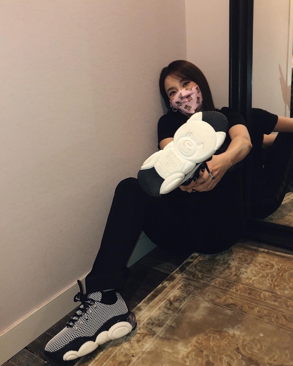 Sandara Park, Lovely Limit Exceeded by Cute The Mask+Shoes Singer Sandara Park showed off her lovefor the loveliness of forgetting Bill Nye.Sandara Park posted this photo to her Instagram on June 6 with the caption, Bear soles of my feet! The Mask also posted a photo with the words Im a good old man.In the photos released, Sandara Park raises her legs to reveal the soles of shoes depicting bears. The pink The Mask is full of cute characters and attracts attention. Sandara Parks cute esteem is the greatest of all time.Those who saw the photos said, Its so cute to look at, cute, more cute, Oh adorable, Why dont you eat Bill Nye? I was young erd a day, and i had such a reaction.Photos| Sandara Park SNS