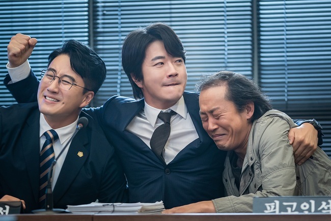 Fly for the opening Kwon Sang-woo writes a life character as a national line Lawyer.SBSs new gilt drama, Flying and Going Dragon (director Kwak Jung-hwan, playwright Park Sang-gyu, production studio and new), which will be broadcast on October 30, unveiled the first still cut of Kwon Sang-woo, which turned into a passionate national line Lawyer Park Tae-yong, on the 7th.Above all, Kwon Sang-woos pleasant return, which is more valuable in life-friendly comic acting, is focused.Kwon Sang-woo is divided into a high school graduate, Lawyer Park Tae-yong.He was nicknamed the national chaebol by arguing all kinds of misdemeanors who no one listens to. He is the first person in the history of the judicial history to win the New Trial case and to face the inflection point of life.Kwon Sang-woo maximizes the charm of Park Tae-yong, who is full of humanity, and gives a pleasant smile and warm sympathy.In the meantime, the charm of Kwon Sang-woo, who goes between the warmth and the salty in the public photos, catches the eye.There is no strong back or a plausible spec, but Park Tae-yong is full of empathy for people with a weapon of the Pacific-like origin and justice.Park Tae-yong, who listens to his clients story, can feel the authenticity of Lawyer.Park Tae-yong, who is full of bravado, is also interesting. Park Tae-yong, who has ambition as much as his conviction,The first time in the history of justice, he has won the New Trial and turned the world around. His fist-cuffing, cheering, extraordinary fighting and confidence make him more excited.Park Tae-yong, a sweet explosion staring into the air without being alone and soulful, causes laughter.Park Tae-yong, who seemed to be spreading only after the miracle New Trial victory.Expectations are focused on his story, which will resonate with the unreasonable world with one of Wook and Justice that do not know where to go.Kwon Sang-woo said, Park Tae-yong is not a just Lawyer from the beginning.He is a normal but not textbook person, but he is an attractive character who is turning into a just person. He said, I am doing my best every moment so that Park Tae-yongs heart can be conveyed to viewers. The first broadcast at 10 p.m. on the 30th. (Photo Provision = Studio and New)pear hyo-ju