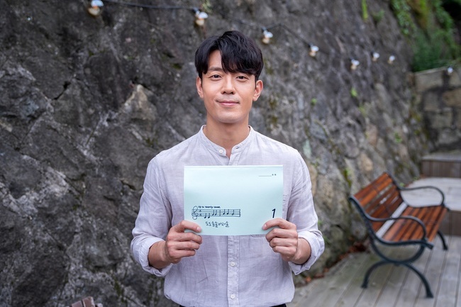 Do Do Sol Sol La Sol Actors were confident that it would be a pleasant and warm romantic comedy.KBS 2TVs new tree drama Do Do Sol Sol La La Soldirector Kim Min-kyung, playwright Oh Ji-young, production monster union) released the watch points that Actors themselves revealed on October 7, ahead of the first broadcast, and the shots of encouraging the energy-filled main shooter.Do Do Sol Sol La Sol draws a glittering romantic comedy by Energistic The Pianist Gurra (orphanagera) and Alba Power Manleb Sun Woojun (Lee Jae-wook).The story of those who gathered in Lara Land, a small rural village piano school with their wounds and secrets, gives a pleasant smile with sweet excitement.The collaboration between director Kim Min-kyung, who co-directed The Best Divorce, and writer Oh Ji-young, who wrote Terius Behind Me and Louis the Shopping King, makes us expect the birth of a delicate yet sensual romantic comedy.Above all, the exciting romance of Orphanagera and Lee Jae-wook, who gathered topics with interesting meetings, and the Loco Chemie that the two will create, are the best observation points.Here, Kim Joo-heon, who transformed into Guraras Uncle Kidari Cha Eun-seok, adds a spoonful of warmness.From the romance of orphanage, which is divided into infinite positive The Pianist Gurara who has landed in the rural village of Eunpo, to the comic, he leads the drama by drawing various variations of emotions skillfully.The chemistry between the characters in the rapid development and the plump situation is likely to be a point of observation, he said. You can meet Kahaani and various characters who do not know where to go like a fresh title.I want you to be with me on the first episode Do Do Sol Sol La La Sol, which has beautiful piano melodies and a view of the open seaside neighborhood.Lee Jae-wook, who is divided into the mystery of the reversal youth Sun Woo Jun, meets with low world tension Gurara and delicately depicts the process of breaking down the wall accumulated toward the world and changing.Lee Jae-wook, who cited Gurara and Sun Woo Juns teamy chemistry as a point of observation, said, I am running hard but I am running hard.It is a beautiful drama that will give you a pleasant and heartwarming comfort. I would like to ask you to watch a lot of movies. pear hyo-ju