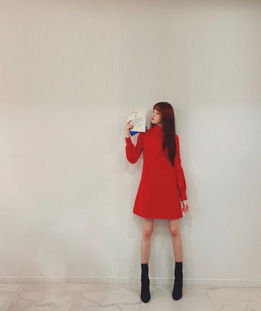 Lee Sung-kyung, who is only visible to the bone, is 173cm Leg-beauty...malad is too thin. Actor Lee Sung-kyung flaunts perfect leg-beautyLee Sung-kyung posted several recent photos on his Instagram on the 6th.The photo shows Lee Sung-kyung, who showed off his model-turned-force with a red one piece and a bouquet in his arms.Especially, he was 173cm tall, so he caught his eye with Lee Sung-kyungs long and thin legs, and the netizens were surprised that he seemed to be dryer than mannequins.Lee Sung-kyung appeared in the short film Heart Attack released online on the 5th.