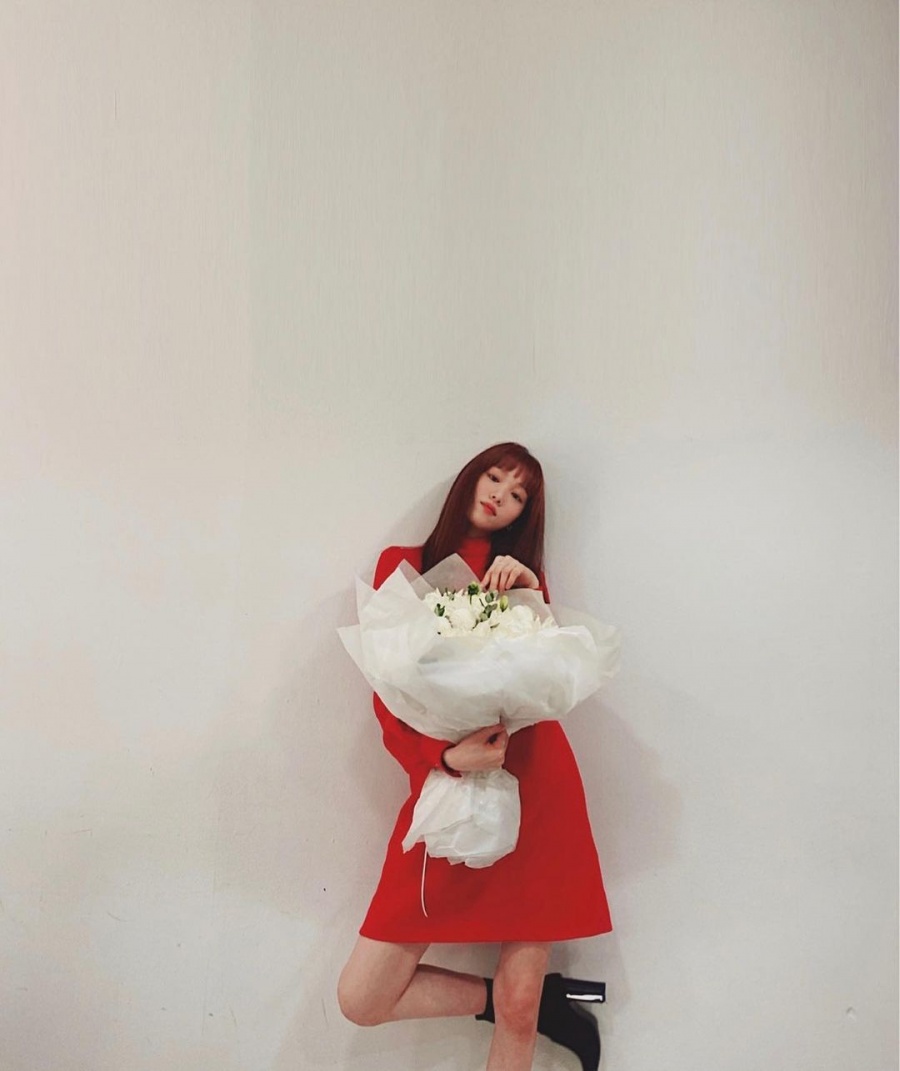 Lee Sung-kyung, who is only visible to the bone, is 173cm Leg-beauty...malad is too thin. Actor Lee Sung-kyung flaunts perfect leg-beautyLee Sung-kyung posted several recent photos on his Instagram on the 6th.The photo shows Lee Sung-kyung, who showed off his model-turned-force with a red one piece and a bouquet in his arms.Especially, he was 173cm tall, so he caught his eye with Lee Sung-kyungs long and thin legs, and the netizens were surprised that he seemed to be dryer than mannequins.Lee Sung-kyung appeared in the short film Heart Attack released online on the 5th.