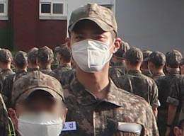 On the 8th, 699th Navy bottle compilation ceremony was held at the unit base of Jinhae-gu, Changwon-si, Gyeongsangnam-do.Completion ceremony was held without inviting outsiders such as family members and acquaintances to prevent the spread of new coronavirus infection (COVID-19) and to prevent inflows into the military.The 699th Navy bottle was 1297 people, and after the Enlisted on August 31, they completed intensive training such as basic physical training, battle swimming, survival training, and march for five weeks including one week of education.Park Bo-gum was assigned to the squadron and served as a cultural publicist for the Navy Military Band during his 20-month service.
