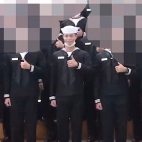 Actor Park Bo-gum completed a six-week training session today (8th) and played Completion ceremony with 669 Navy bottles.On the 8th, the 669th Navy Completion ceremony was held at the Navy Education Command located in Jinhae-gu, Changwon City.In order to prevent the spread of COVID-19, the event was held as its own event without inviting outsiders such as family members and acquaintances. The event video was released through YouTube channel Korea Navy.Park Bo-gum appeared as a dignified walker with a paw in a navy sympathy suit.In the photo of the 669th platoon of the Navy bottle, which was released at the end of the event video, Park Bo-gum posed with Umji and showed a more dignified appearance.Park Bo-gum joined Yangsan Jinhae Navy Education Command on 31 August with 669.Park Bo-gum, who has been faithfully trained for six weeks, serves as a cultural promotional officer for the Navy Military Band after his deployment, and is scheduled to be Discharged at the end of April 2022.Meanwhile, Park Bo-gum is meeting viewers with TVN Youth Record, which was filmed before enlistment, and is also about to release movies Seobok and Wonderland.
