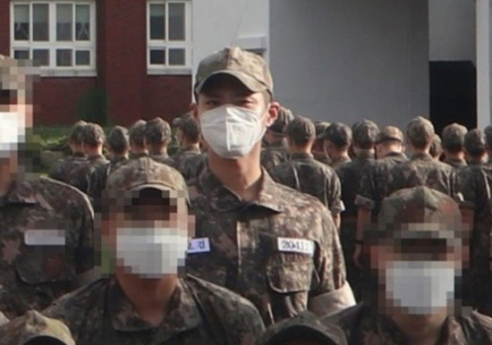 Actor Park Bo-gum completed a six-week training session today (8th) and played Completion ceremony with 669 Navy bottles.On the 8th, the 669th Navy Completion ceremony was held at the Navy Education Command located in Jinhae-gu, Changwon City.In order to prevent the spread of COVID-19, the event was held as its own event without inviting outsiders such as family members and acquaintances. The event video was released through YouTube channel Korea Navy.Park Bo-gum appeared as a dignified walker with a paw in a navy sympathy suit.In the photo of the 669th platoon of the Navy bottle, which was released at the end of the event video, Park Bo-gum posed with Umji and showed a more dignified appearance.Park Bo-gum joined Yangsan Jinhae Navy Education Command on 31 August with 669.Park Bo-gum, who has been faithfully trained for six weeks, serves as a cultural promotional officer for the Navy Military Band after his deployment, and is scheduled to be Discharged at the end of April 2022.Meanwhile, Park Bo-gum is meeting viewers with TVN Youth Record, which was filmed before enlistment, and is also about to release movies Seobok and Wonderland.