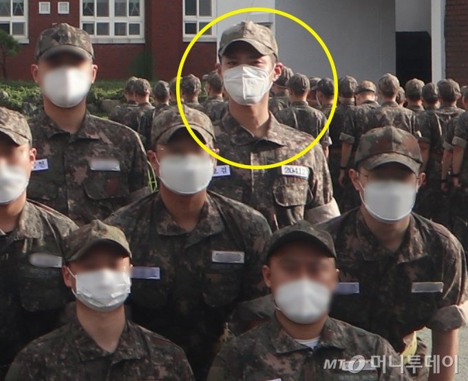 Actor Park Bo-gum completed a six-week training session and completed a Completion ceremony with 669 Navy bottles.On the 8th, the 669th Navy Completion ceremony was held at the Navy Education Command located in Jinhae-gu, Changwon City.On this day, Event was held as its own event without inviting outsiders such as family and acquaintances to prevent COVID-19 spread.The event video was released on YouTube channel Korea Navy.Park Bo-gum appeared in a dashing gait, wearing a paw in a navy sympathy suit.In a photo shoot of the 669th Squadron of Navy Bottle released at the end of the event video, Park Bo-gum posed with his thumb.The tall and more dignified figure catches the eye.Park Bo-gum joined Yangsan Jinhae Navy Education Command on August 31 with 669.Park Bo-gum serves as a cultural publicist for the Navy Military Band after the self-deployment; it is scheduled for Discharge at the end of April 2022.Meanwhile, Park Bo-gum is meeting viewers with TVN Youth Record, which was filmed before enlistment. The movie Seobok and Wonderland are also about to be released.
