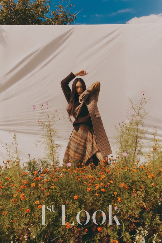Girl group f(x) member Krystal Jungs cover picture and interview magazine First ImpressionsThis was released on the 8th.First ImpressionsIn the interview with Krystal Jung, on the cable channel OCN drama Surch scheduled to be broadcasted on the 17th, It was fresh that the drama deals with the stories of soldiers in earnest.And Im very attractive to Lieutenant Son Ye-rim, who is a female character who is on a mission to the real world and leads a special levy, and its new and interesting.I met with actual soldiers while preparing for the drama, interviewed and studied a lot to give reality.I wanted to hear about I am like a real soldier, he said.The High Kick Short Leg Counterattack is a work that will remain in Memory for a long time. It was so fun to shoot.I was very close to the actors and staff, working at the studio every day for about nine months, and I was excited to be tired while shooting, and I was very excited about the wise life.Ive become more serious about acting. Ive learned a lot from the actors Ive been with.They are seniors who truly respect them. 