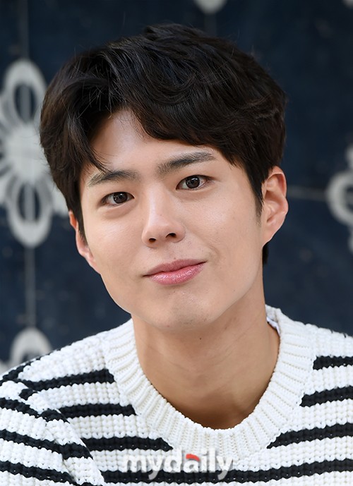 Actor Park Bo-gum completed the six-week basic training at the Navy Education Command safely.On the 8th, the 699th Navy Completion ceremony was held at the Navy Education Command located in Jinhae-gu, Changwon-si, Gyeongsangnam-do.Completion ceremony was held as a self-event without inviting family members, acquaintances, etc. to prevent the spread of new coronavirus infection (COVID-19).Park Bo-gum, who joined the training on August 31, was also known to have completed basic training sincerely, with 1,297 people completing the training.After Completion ceremony, Park Bo-gum will be deployed to the squadron and serve as a cultural publicist for the Navy Military Band.Park Bo-gum is scheduled to be Discharged in April 2022.