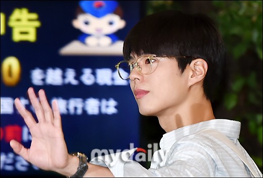 Actor Park Bo-gum completed the six-week basic training at the Navy Education Command safely.On the 8th, the 699th Navy Completion ceremony was held at the Navy Education Command located in Jinhae-gu, Changwon-si, Gyeongsangnam-do.Completion ceremony was held as a self-event without inviting family members, acquaintances, etc. to prevent the spread of new coronavirus infection (COVID-19).Park Bo-gum, who joined the training on August 31, was also known to have completed basic training sincerely, with 1,297 people completing the training.After Completion ceremony, Park Bo-gum will be deployed to the squadron and serve as a cultural publicist for the Navy Military Band.Park Bo-gum is scheduled to be Discharged in April 2022.