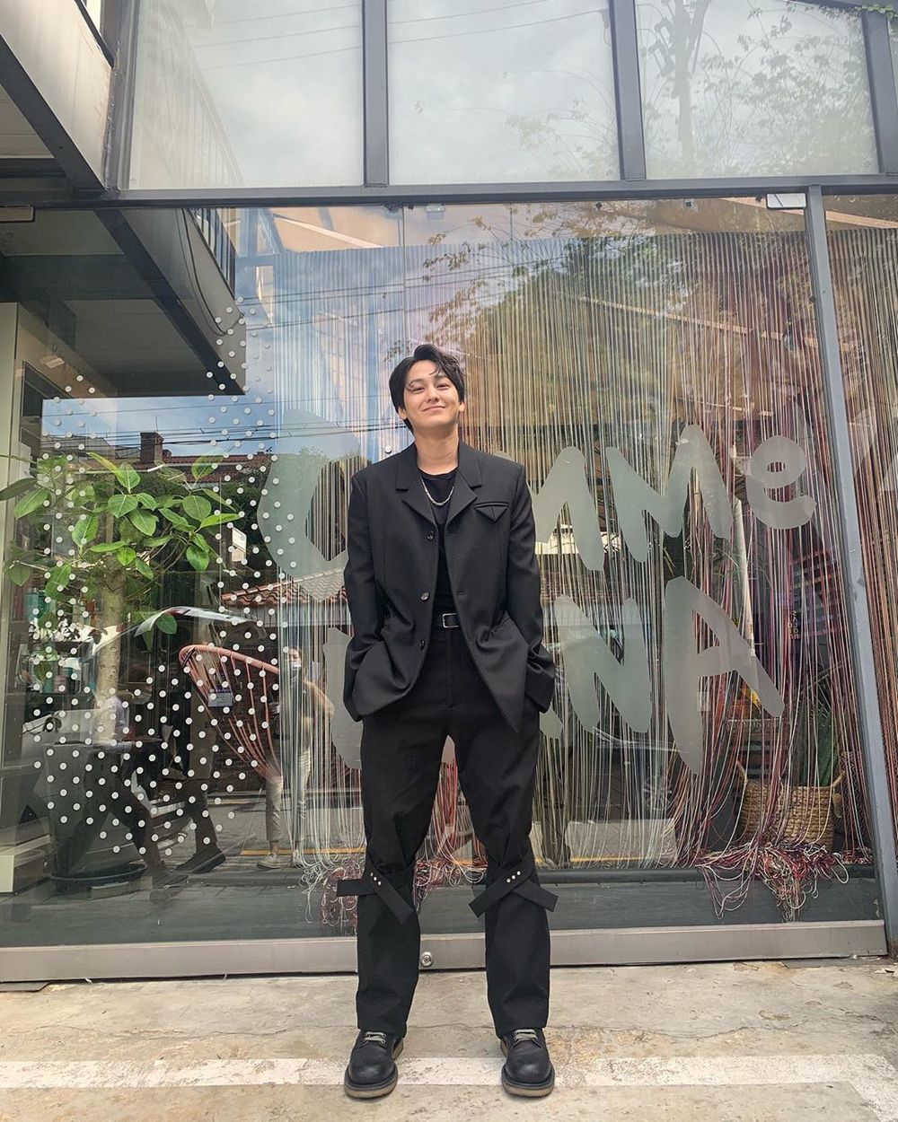Actor Kim Bum released a photo taken before the production presentation of the TVN tree drama The Tale of a Gumiho.Kim Bum said on October 7th, D-day !The Tale of a Gumiho ! - Production Presentation VLive 14:00 and First Broadcasting - 10:30 pm on the 7th of October ! - and the photo (but this photo is awkward) - The Tale of a Gumiho # .Kim Bum, who is released, is laughing at the Model ratio girdle, especially in all-black fashion.Kim Bum returned to the house theater with The Tale of a Gumiho in four years.Lee Ye-ji