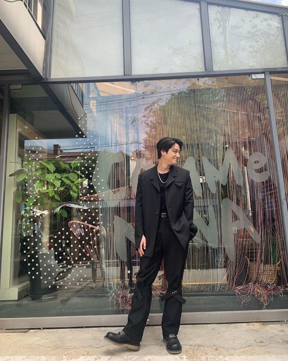 Actor Kim Bum released a photo taken before the production presentation of the TVN tree drama The Tale of a Gumiho.Kim Bum said on October 7th, D-day !The Tale of a Gumiho ! - Production Presentation VLive 14:00 and First Broadcasting - 10:30 pm on the 7th of October ! - and the photo (but this photo is awkward) - The Tale of a Gumiho # .Kim Bum, who is released, is laughing at the Model ratio girdle, especially in all-black fashion.Kim Bum returned to the house theater with The Tale of a Gumiho in four years.Lee Ye-ji