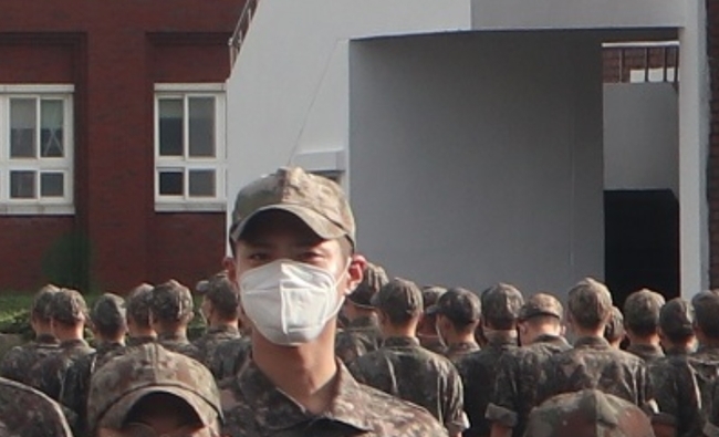 Actor Park Bo-gum completed a six-week training session and completed a Completion ceremony with 669 Navy bottles.Naval Training Command conducted the 699th Navy Completion ceremony on October 8th at the Jinhae-gu unit unit in Changwon, Yangsan.In order to prevent the spread of COVID-19, it was conducted as its own event without inviting outsiders such as family and acquaintances, and the event video was released through YouTube channel Korea Navy.At the end of the video, a photo of the 669th Squadron of Navy Bottle was released, and Park Bo-gum, who appeared in the photo, posed with his thumb and showed a more dignified appearance.Park Bo-gum, who wore military uniforms and masks, also gathered topics in the training camp photos released on the 9th of last month.Park Bo-gum joined Yangsan Jinhae Navy Education Command on 31 August with 669.After six weeks of sincere recruit training, Park Bo-gum serves as a Navy Military Music Squadron Culture Promotionist after his self-deployment; it is scheduled for Discharge at the end of April 2022.