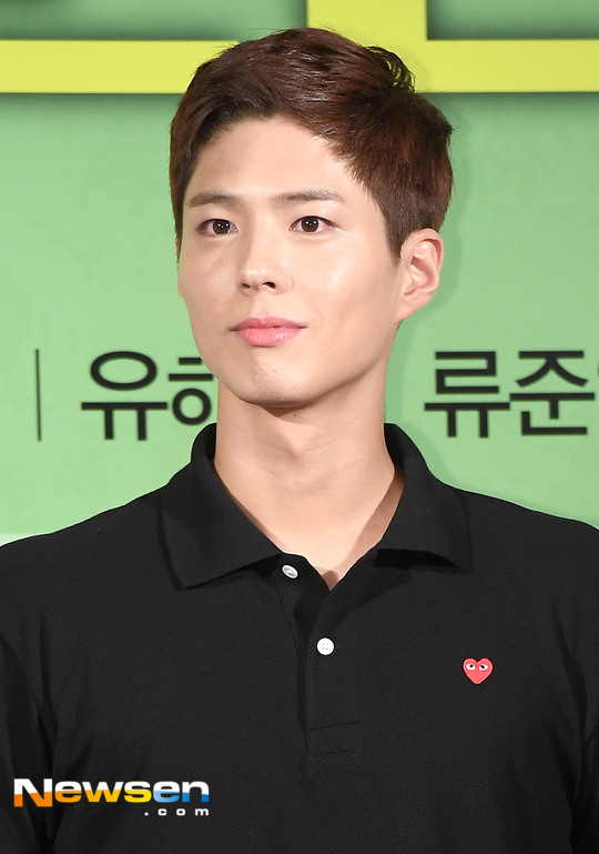 Actor Park Bo-gum completed a six-week training session and completed a Completion ceremony with 669 Navy bottles.Naval Training Command conducted the 699th Navy Completion ceremony on October 8th at the Jinhae-gu unit unit in Changwon, Yangsan.In order to prevent the spread of COVID-19, it was conducted as its own event without inviting outsiders such as family and acquaintances, and the event video was released through YouTube channel Korea Navy.At the end of the video, a photo of the 669th Squadron of Navy Bottle was released, and Park Bo-gum, who appeared in the photo, posed with his thumb and showed a more dignified appearance.Park Bo-gum, who wore military uniforms and masks, also gathered topics in the training camp photos released on the 9th of last month.Park Bo-gum joined Yangsan Jinhae Navy Education Command on 31 August with 669.After six weeks of sincere recruit training, Park Bo-gum serves as a Navy Military Music Squadron Culture Promotionist after his self-deployment; it is scheduled for Discharge at the end of April 2022.