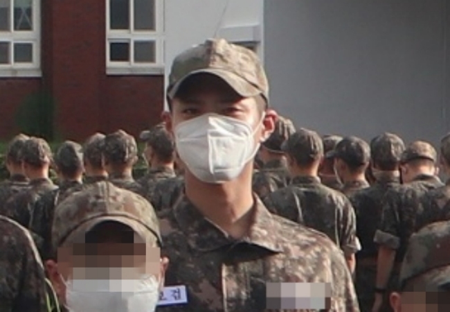 Actor Park Bo-gum finished the Navy Completion ceremony with a dignified look.On the 8th, South Korea Navy YouTube channel was broadcast live on the 669th Navy bottle compilation ceremony to which Park Bo-gum belongs.This Completion ceremony was held in Changwon Naval Training Command, Gyeongnam Province, and was held in non-face-to-face to prevent COVID-19 spread.It was the recent situation of Park Bo-gum that attracted attention by the release of the Navy Completion ceremony video.Park Bo-gum, who joined the Naval Training Command on August 31, has released his current status for a long time through video.Park Bo-gums fans are also interested in the Navy Completion ceremony video.In the released video, Park Bo-gum was doing his duty of defense with a dignified look, which showed off his dashing figure in a navy sympathy suit with a hearty look.It was not easy to see the face by wearing a mask, but in the photo released later in the video, Park Bo-gum was clearly visible.Park Bo-gum also revealed her presence, fully digesting her navy pity suit, which draws attention as she has a bright smile.Fans are also responding hotly as it is a recent situation that has been released for a long time since enlisting in the military.Park Bo-gum has previously released the trainees through the official website of Naval Training Command last month.He made headlines by fully digesting his uniform.Park Bo-gum is currently appearing on the cable channel tvN Monday drama Youth Records (playplayplay by Ha Myung-hee, director Ahn Gil-ho), and will serve as a Navy cultural public relations officer.South Korea Navy Image Capture, Naval Training Command Official Homepage