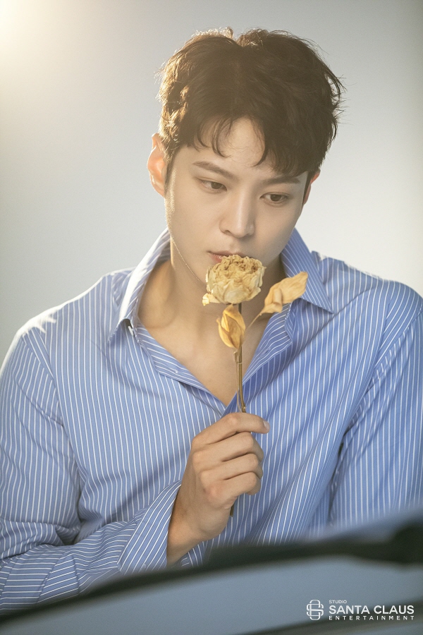 Actor Joo Won has released a picture behind-the-scenes cut with colorful charm.Today (8th), Studios Santa Claus, a subsidiary company, unveiled a still of Joo Wons photo shoot, which featured the cover of the October issue of Theater Plus.In the photo, Joo Won captures the eye with a visual that gives an admiration that does not feel like a behind-the-scenes cut.First, Joo Won, who spews soft charisma, doubled dandy with a blue-colored striped shirt.Especially in the appearance of Joo Won, who closed his eyes and blended with the light, he felt a warm autumn sunshine charm.In the meantime, Joo Won, who completed the check suit and green color background, pulled the viewers to the spot.The sharp sidelines without any flaws, perfect physicals, and distinctive features overwhelmed the gaze.Joo Won is currently appearing on SBS gilt drama Alice.