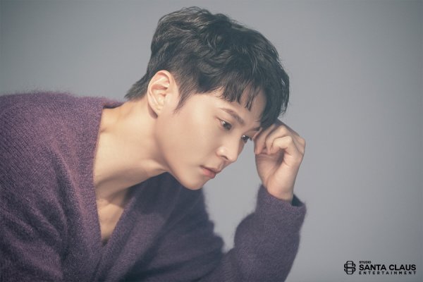 Actor Joo Won has released a picture behind-the-scenes cut with colorful charm.Today (8th), Studios Santa Claus, a subsidiary company, unveiled a still of Joo Wons photo shoot, which featured the cover of the October issue of Theater Plus.In the photo, Joo Won captures the eye with a visual that gives an admiration that does not feel like a behind-the-scenes cut.First, Joo Won, who spews soft charisma, doubled dandy with a blue-colored striped shirt.Especially in the appearance of Joo Won, who closed his eyes and blended with the light, he felt a warm autumn sunshine charm.In the meantime, Joo Won, who completed the check suit and green color background, pulled the viewers to the spot.The sharp sidelines without any flaws, perfect physicals, and distinctive features overwhelmed the gaze.Joo Won is currently appearing on SBS gilt drama Alice.