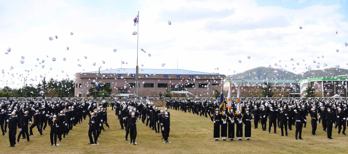 According to Yonhap News, the Navy Education Command conducted the 699th Navy Completion ceremony at the Jinhae-gu unit headquarters in Changwon, Gyeongsangnam-do on the 8th. The 669th Rekrut carried dual citizenship with Actor Park Bo-gum, but voluntarily Admissioned. The enlistment of the Red States of America, Kim Yeo-reum and Oh Ji-han of Japan made headlines.Park Bo-gum was trained with motives and sincerity, Navy explained.