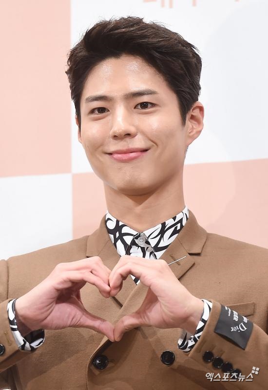 Actor Park Bo-gum has played Navys Completion ceremonyOn the 8th, the 669th Navy bottle compilation ceremony was held with Park Bo-gum.Completion ceremony, which was conducted at the Naval Training Command in Changwon, Gyeongnam Province, was conducted non-face-to-face due to a new coronavirus infection.Naval Training Command broadcasts Completion ceremony live on the South Korea Navy YouTube channel.The video shows the Navy bottles that are carrying out the Completion ceremony with Mask.Among them is Park Bo-gum, who joined the Naval Training Command on August 31st.Park Bo-gum was shown to enter with his hands and feet with other crew members, while Park Bo-gum, who posed with his platoon members, was revealed at the end of the video.Park Bo-gum, who has completed his recruit training, will serve as a cultural publicist at Navy headquarters.Photo = YouTube channel South Korea Navy video screen, DB