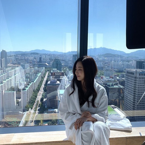 Kim Sa-rang shows off goddess visualKim Sa-rang posted a picture on his social media on the 8th with an article entitled What the weather is. # revenge today.Kim Sa-rang in the photo poses in a shower gown with wave-length long hair untied.Kim Sa-rangs elegant beauty, sitting against the window in the background of a high-rise view, is admirable.Meanwhile, Kim Sa-rang will appear on TV Chosun Revenge, which will be broadcasted in October.Photo: Kim Sa-rang Instagram