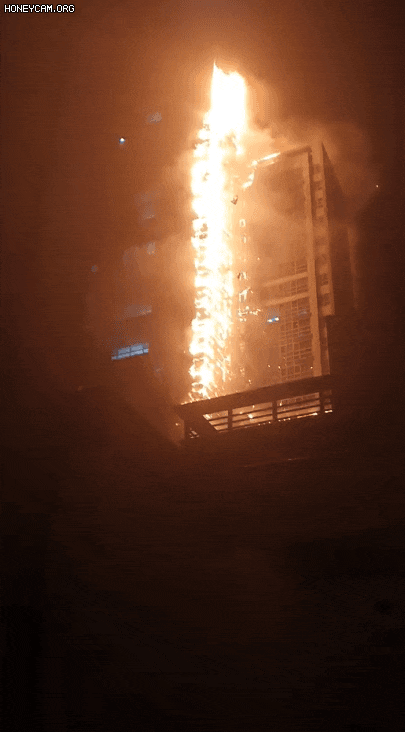 8일 오후 울산의 한 주상복합아파트에서  화재가 발생한 가운데  아파트전체가 불길에 휩싸여 있다./독자제공