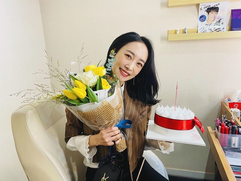 Nicole has revealed her current status through social media.Nicole posted a photo on her SNS on October 9 with an article entitled Hing Surprise.In the photo, Nicole is wearing a brown jacket and holding a bouquet of flowers and cake.Nicole showed off her adorable look as she shared a charming look with Hwasa-in-the-smile.Meanwhile, Nicole appeared on TVN On and Off last August.jang hee-soo