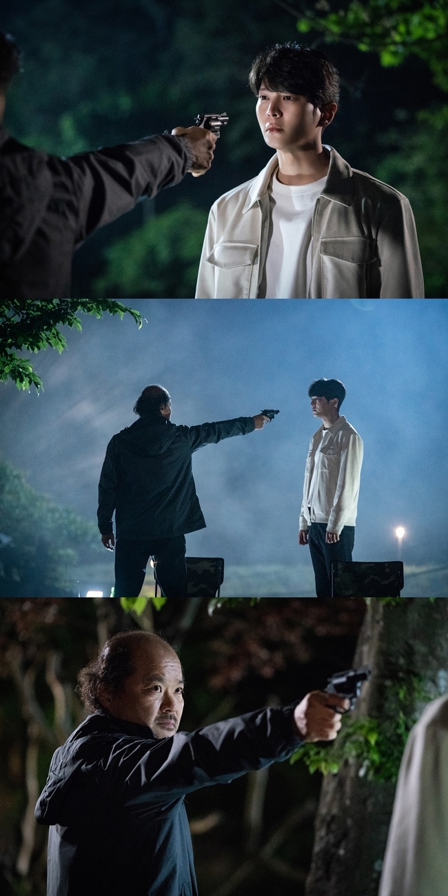 Joo Won and Kim Sang-ho face tragic situationSBSs Drama Alice (playplayed by Kim Gyu-won, Kang Cheol-gyu, and Kim Ga-young/directed by Baek Soo-chan) released Kim Sang-ho, who pointed a gun at Joo Won on October 9.In the last 10 endings, Park Jin-gyeom (Joo Won) was shocked to witness something suspected of being a criminal.In response, the question skyrocketed, and in the 11th preliminary announcement, Kim Sang-ho, who is considered to be the most likely suspect, was exposed to Park Jin-gyeom.In the 11th announcement of Alice, Ko Hyung-seok pointed his gun at Park Jin-gyeom with a shaking eye and said, Im sorry, Jin-gyeom.Park Jin-gyeom called Ko Hyung-seok with the saddest but dullest expression in the world, Uncle. Then the screen was transformed into Yoon Tae-yi (Kim Hee-sun), who rushes to somewhere.At that moment, a gunshot rang out.Yoon Tae-yi went to Journey to the Center of Time in 2021 and returned to know that Park Jin-gum was dying.Like Yoon Tae-yi in the 11th preview, who was surprised to cry out, Detective!, viewers in front of the TV were also curious and anxious about whether Park Jin-kyum would die in the hands of Ko Hyung-seok, who believed and followed like his father.In the photo, Park Jin-gum and Ko Hyung-seok face each other in what appears to be a fishing spot in the dark. In the thick fog, Ko Hyung-seok is pointing a gun at Park Jin-gum.Park Jin-gyeom just looks at the gun that came to his eyes with sad eyes.A situation was captured in 2010 when Park Sun-young met Ko Hyeong-seok before his death.In addition, CCTV footage showed Ko Hyung-seok entering the inn where Journey to the Center of Time Lee Se-hoon (Park In-soo) died.In many ways, Ko Hyung-seok is suspected of being the murderer who killed Park Sun-young, or the teacher who manipulated all the cases.Unfortunately, however, Park Jin-gyeom believes in Ko Hyeong-seok more than anyone else in the world.minjee Lee