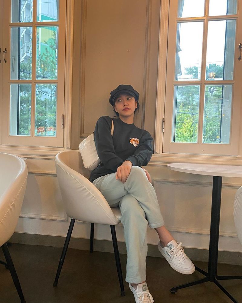 Red Velvet Yeri reveals Supernatural routineYeri posted thank you always my and my phrases and photos on his instagram on October 9.In the photo, Yeri wears Man to Man, which stands out in Yeris Supernatural mood, even in comfortable fashion; the black newsboy cap adds chic.On the other hand, Red Velvet, which Yeri belongs to, announced the remake song Milky way on September 21st as a project for the 20th anniversary of singer BoAs debut.land example