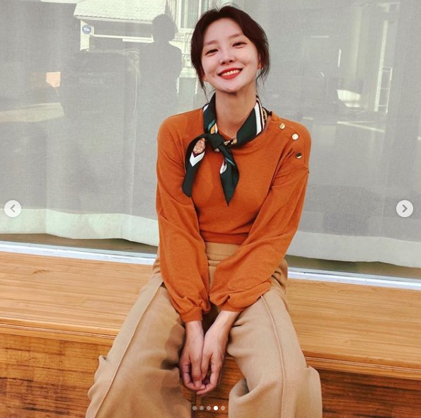 Actor Ji Joo-yeon has reported on his recent situation.Ji Joo-yeon posted a picture on his SNS Instagram on the 9th with an article entitled # Sowol-gil # Autumn.In the open photo, Ji Joo-yeon completed the style of wearing knitwear pants and giving points with a scarf, creating an atmosphere of autumn.In addition to this, Ji Joo-yeons warm smile attracts attention.Meanwhile, Ji Joo-yeon is currently appearing as a couple with Mo Xuanyu on MBN Can We Love Again.
