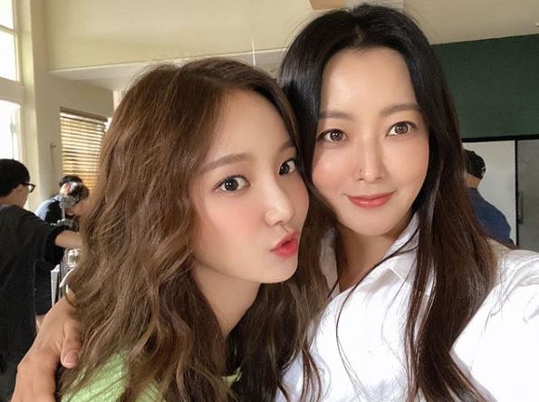 Actor Kim Hee-sun has released a two-shot with Yeon Woo.Kim Hee-sun posted a picture on his instagram on the 9th, along with an article entitled Today is my pretty brother Taeyeon who listens to Aldey Alice Day.Kim Hee-sun in the public photo is staring at the camera with a friendly shoulder with Yeon Woo, who plays the role of Taieon in the play.Kim Hee-sun and Yeon Woo amplified viewers expectations for Drama Alice with a cheerful scene atmosphere.Meanwhile, Kim Hee-sun is appearing on SBS Drama Alice.Photo: Kim Hee-sun Instagram