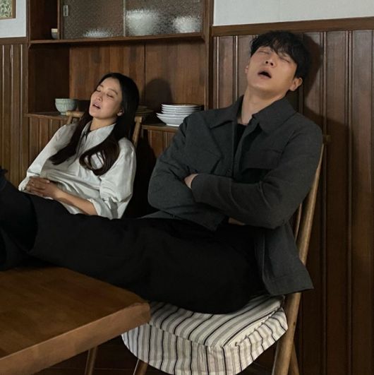 Kim Hee-sun released a two-shot sleep on the set with his junior Juwon.Actor Kim Hee-sun posted a picture on his instagram on the afternoon of the 10th with an article entitled Very tired Jin-gum & Tae-yi SBS - 10 pm # Alice.In the public photos, Kim Hee-sun and Joo Won are sleeping at the SBS Tanhyeon Production Center using a break time.The two slept against the chair, which was a shooting prop, and took a break for a while.Currently, Kim Hee-sun and Joo Won are appearing in the SBS Drama Alice as Yoon Tae-yi and Park Jin-gum respectively.The SBS gilt Drama Alice, which was planned as a total of 16 episodes, ranked 11th in the previous day with 8.2% of the audience rating in the Seoul metropolitan area (2 parts, Nielsen Korea), ranking first in all channels of the same time zone.The highest audience rating at the moment was 9.8%.kim hee-sun SNS