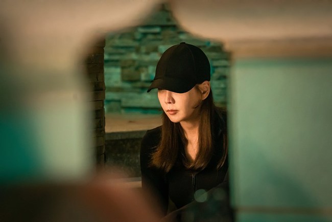 Kim Jung-Eun has heralded a major anti-war blackening.MBN-Wave Wall Street drama My Dangerous Wife (directed by Lee Hyung-min/playplayplayed by Hwang Da-eun) released an image of actor Kim Jung-Eun, who changed 180 degrees on October 11.My dangerous wife took control of real-time search terms of various portal sites after the first broadcast on the 5th, and showed a strong power with hot topic.Lee Hyung-mins excellent misen and reversal story, and veteran actors extreme performances combined to announce the birth of a high-density psychological thriller.Above all, Kim Jung-Eun, who was kidnapped in the first and second broadcasts, was dramatically rescued, and Husband Kim Yoon-chul (Choi Won-young), who was a suspect, made extreme choices, giving extreme tension.Kim Jung-Eun has appeared in a 180-degree change from the previous kidnapping case, and is focusing attention on the move to blacken.In the play, Shim Jae-kyung is armed with all-Black from head to toe, and wanders in front of his house with a suspicious suit with a hat pressed on his body suit.Shim Jae-kyung is looking around in the dark night, looking around as if he is afraid that someone will be caught in his identity.Especially, it is questioning that it does not leave a minimum trace with leather gloves.Shim Jae-kyung, who seemed to have succeeded in returning to the safe after barely escaping from the crisis of death, is curious about why he turned into an all-Black cat woman.Kim Jung-Euns blackening transformation scene was filmed in June at Yongin-si, Gyeonggi-do.Kim Jung-Eun showed a sincere attitude in the form of unpacking and preparing in a shooting costume that sticks to the whole body despite the hot weather that still feels hot after the sun goes down.In addition, in order to encourage the morale of the staff suffering from outdoor shooting in hot weather, a surprise event was held to deliver a cool drink, and energy was added to the scene.Then, when the filming began, Kim Jung-Eun showed a serious expression with a smile and immersed in the scene and showed a sleek movement and completed the visual god of the past.