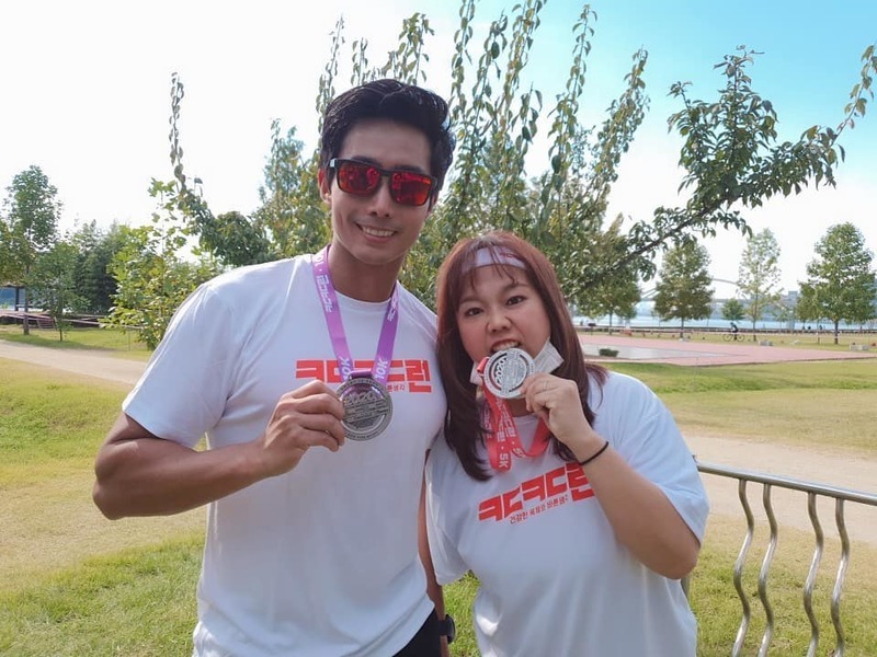 Broadcaster Hong Hyon-hee shared a two-shot with Lee Geun-Captain.Hong Hyon-hee wrote on his personal Instagram account on October 11,   Run Virtual Race Running Captain #Hong Hyon-hee #Lee GeunCaptain.Tiny finished the running 5km  #    Run # Wanju # Right Thought .In the photo, Hong Hyon-hee is wearing a shoulder with a medal on his neck with a captain.Hong Hyon-hees playful charm of biting the medal made me laugh with joy; Lees firm shoulder also made me unable to keep my eyes on it.Meanwhile, Hong Hyon-hee is appearing on TV Chosun Fat of Wife with her husband Jason.park jung-min