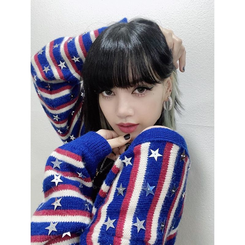 BLACKPINK Lisa Bonet, a fan love full of mimos as We were number one. Samsung Group BLACKPINK member Lisa Bonet thanked fans after the no.1 spot.Lisa Bonet posted this photo to her personal Instagram on October 11 with the caption, Blink were #1. Thank you for loving this album! I posted a photo with the words See you again next week.In the photo, Lisa Bonet looks at the camera and poses for a fatal pose. The two-tone look caught the eye. In particular, Lisa Bonets puppet-like visuals and fan love added to the excitement.Meanwhile, Lisa Bonets Samsung Group BLACKPINK was featured on SBSs Popular ity, which aired today (November 11).