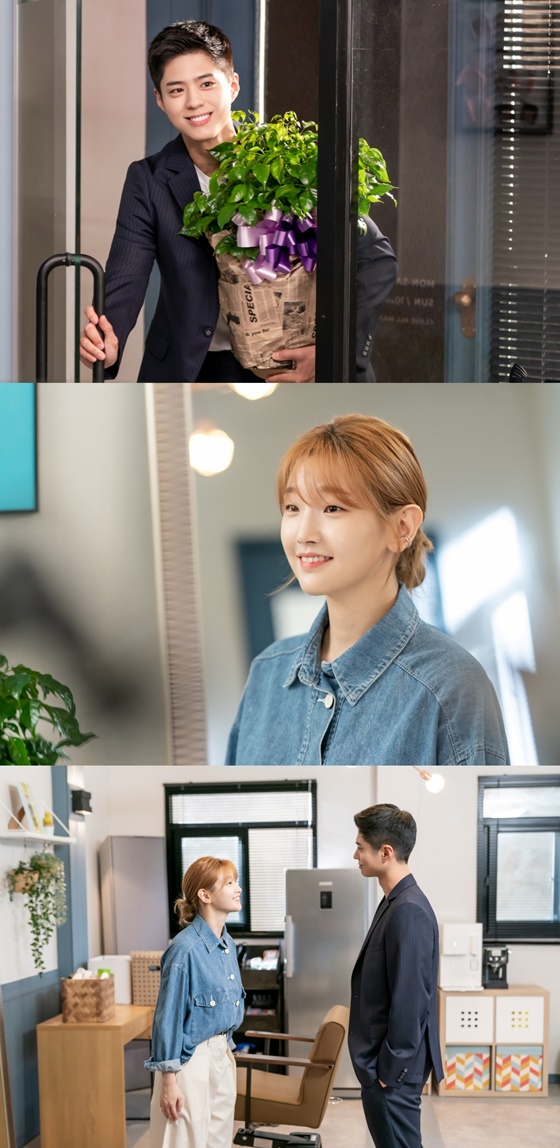 On November 11, TVNs Wall Flower KBS Drama Special Youth Records (playwright Ha Myung-hee and director An Gil-ho) unveiled the express Cheering scene of Park Bo-gum for the Park So-dam minutes.  The romance between the two, who portray sweeter and more hard love in the midst of change and crisis, is exhilarating.In the last broadcast, the figures of the young people standing at the crossroads of choice were depicted.  Sahye-jun won the best performance award for his success in KBS Drama Special Return of the King.  Change and crises have also come.  With superstar flower ingenuity, Sahye-jun encountered an unexpected ordeal and set up a stable personal makeup shop to take on new challenges.  In particular, the news of Charlie Chungs death to Hye-jun Lee has raised questions about future developments.In the midst of the unpredictable changes, the ever-sweet, sweet, stable-paced figure in the photos released gives a pleasant smile.  The stable face is full of happiness when she has her own makeup studio.  Sahye-jun, who made a surprise appearance to cheer on his lovers new start, was also captured.  His fresh smile, holding a potted plant and pulling his head out, provokes Shim Kung.  Sahye-juns affectionate eyes make him look happy with the worlds happy smile.  The two young men who stood up to their goals against the difficult reality, and Sahye-jun and Seung-ha, who are one step closer to their dreams, make their hearts pound.In the 11th episode of Youth Records, which airs on December 12, she is portrayed as a makeup artist with a new challenge.  In addition, the death of Charlie Justice will change the love of the two men in the face of unexpected trials.  Youth records creator said, We ask you to see if Sahye-jun and Stableha can overcome many variables and crises and keep their dreams and love.