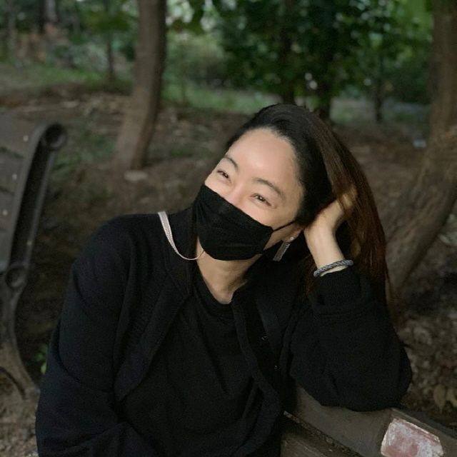 Actor Seo Hyo-rim has revealed his current status in body care.Seo Hyo-rim posted several photos on his 11th day with an article entitled Walking - and now is the time to do a home.In the photo, there was a picture of Seo Hyo-rim walking. Seo Hyo-rim wearing Mask is smiling with a non-toilet person.The long straight-haired Seo Hyo-rim boasted a goddess visual despite her all-black looks comfortable outfit - a beautiful look that her childs mother would not believe.Actor Shin So-yul, who saw the photo, also praised Seo Hyo-rims beautiful look, saying, I grew a lot of hair.Meanwhile, Seo Hyo-rim married Jung Myung-Ho, the son of actor Kim Soo-mi and the representative of trumpet F & B, last year and gave birth to a daughter in June.