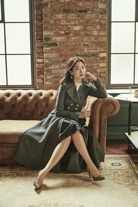 The picture of Actor Park Shin-hye was released.On the 12th, the Brand All in a spin (MOJO.S.PHINE) released a 2020 winter picture with the Brand Muse Park Shin-hye.Last season, which provided romantic autumn sensibility, expressed more intellectual and luxurious beauty under the theme of verve poétique this season.Park Shin-hye has modernized and sophisticated fashion items, and at the same time, he has caught the attention of those who see them as unique elegance.It created a classy winter look, bringing out visuals like a piece of art.
