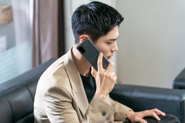 Record of Youth Park Bo-gum, Byeon Wooseok conflict was predicted and the tension was Gozo.TVNs monthly drama Record of Youth released the images of Sangers Sa Hye-joon and Won Hae-hyo (Byeon Wooseok) on the 12th.The day I have never seen before, I am curious about the nerves.In the last broadcast, Sa Hye-joon won the best performance award by succeeding in the drama Return of the King.Sa Hye-joons unstoppable Shus move, which has achieved Actors dream over the cold reality, has given a thrilling Qatarsis, but unexpected trials have come.The news of Charlie Chung (Lee Seung-jun)s death, which was taken by Sa Hye-joon at the moment of enjoying happiness, amplified his curiosity about future development.In the meantime, the tension of Champon Entertainment is caught, and the Danger feeling is further Gozo.The hard face of Sa Hye-joon, who is talking to someone, makes him guess the unusual incident that came to him.With the silence flowing, the eye-catching of Sa Hye-joon and Won Hae-hyo Day pulls the tension tight. Manager Lee Min-jae (Shin Dong-mi) is also confused.Sa Hye-joon and Won Hae-hyo, who supported each other more than anyone else while growing the same dream, are drawing attention to what changes will come to the two youths who face the crossroads of different Choices.In the 11th broadcast on the 12th, the overcoming period of Sa Hye-joon, who faced an unexpected trials, is drawn.Charlie Justice A helper who is not welcomed by Sa Hye-joon, who is suffering from rumors that can not be controlled by death, will appear.Record of Youth production team said, Please pay attention to whether you can protect your dreams, love and friendship in your own Danger.Choices of Sa Hye-joon, who does not lose his conviction, will have another impression and Qatarsis. On the other hand, Record of Youth is broadcast every Monday and Tuesday at 9 pm.Record of Youth Park Bo-gum and Byeon Wooseok, can we protect friendship? Record of Youth production team Impression and Qatarsis