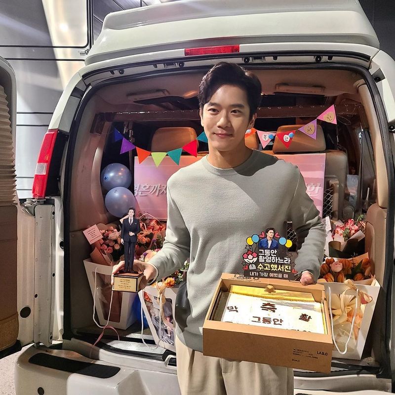 Ha Seok-jin released the last shooting scene of the Drama.Actor Ha Seok-jin posted an article and a photo on his instagram on October 11th, When I was the most beautiful, after finishing the last shot.In the photo, Ha Seok-jin poses in front of a car decorated with flowers, balloons and gifts in commemoration of the last shooting of the Drama.Minjee Lee