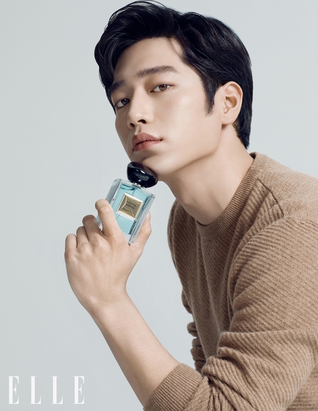 Visuals like the Piece of Actor Seo Kang-joon rob Sight.A pictorial featuring the luxurious mood of Actor Seo Kang-joon was recently released through fashion magazine Elle.Seo Kang-joon in the picture completed his irreplaceable sensual pictorial with his visuals like a piece and his eyes falling into each cut.Seo Kang-joon expressed Armani Preve perfume, which shows the most luxurious and unique fragrance in Armani beauty through the picture, with its unique chic charm, and unhappily revealed the picture of the painting.Especially, in the close-up cut, the eye genius was overwhelmed by the eyes that fell out.Seo Kang-joon, who completed the picture with a combination of chic and luxury in the piece visual, is a back door that attracted the admiration of the field staff with a professional appearance.emigration site