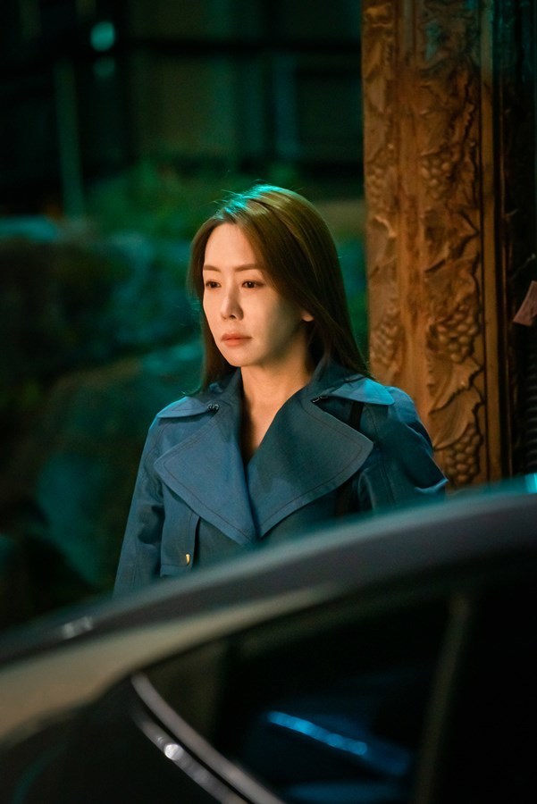 My dangerous wife Kim Jung-Eun witnesses Choi Won-young - Choi You-Whas love affair date.MBN - Wave Wall Street Drama My Dangerous Wife (directed by Lee Hyung-min/playplayplayed by Hwang Da-eun) unveiled Kim Jung-Eun, who met the moment of a moment of shock truth-to-face on October 12.In the last episode, after Kim Jung-Eun was kidnapped, her husband Kim Yun-Cheol and her inner daughter Jin Sun-mee (Choi You-Wha) were feuding with each other, and after they were accused of kidnapping, they were pointed out as suspects of kidnapping and foreshadowed another phase.Kim Jung-Eun is focusing his attention on the relationship between Choi Won-young and Choi You-Wha with his eyes, and the moment of falling into the neck, despair and disappointment is captured.In the drama, Shim Jae-kyung is watching Kim Yun-Cheols work in the late evening.As Kim Yun-Cheol, who left the store with his direct Ones, scatters after greeting, Jin Sun-mee, who escaped from the gap between direct Ones, approaches Kim Yun-Cheol and shares intimate skinships, such as folding his arms and leaning his head on his shoulder.Moreover, when Shim Jae-kyung witnessed the truth that he never wanted to face and could not shut up in shock, Jin Sun-mee looks back and gives a meaningful smile as if it were a provocation.Shim Jae-kyung, who has been tearing and sad eyes, eventually turns his head away from the two, and he is paying attention to the ominous energy that he will feel the precursor of the catastrophe.Kim Jung-Eun - Choi Won-young - Choi You-Whas shocking truth face-to-face scene was filmed in Suyu-dong, Gangbuk-gu, Seoul last June.Unlike the situation where the distrust and antagonism are surrounded by the drama, the three people have been constantly laughing and creating a scene atmosphere between the intimate seniors and juniors.Then, when they entered the full-scale shooting, the three people perfectly explained the atmosphere of subtle tension with their facial expressions and gestures without ambassadors.In particular, Kim Jung-Eun expressed his intricate inner side, which is a mixture of despair, anger, sadness and lamentation, which he felt while watching the two people, with deep acting.