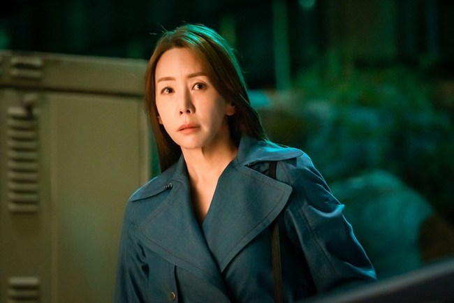 My dangerous wife Kim Jung-Eun witnesses Choi Won-young - Choi You-Whas love affair date.MBN - Wave Wall Street Drama My Dangerous Wife (directed by Lee Hyung-min/playplayplayed by Hwang Da-eun) unveiled Kim Jung-Eun, who met the moment of a moment of shock truth-to-face on October 12.In the last episode, after Kim Jung-Eun was kidnapped, her husband Kim Yun-Cheol and her inner daughter Jin Sun-mee (Choi You-Wha) were feuding with each other, and after they were accused of kidnapping, they were pointed out as suspects of kidnapping and foreshadowed another phase.Kim Jung-Eun is focusing his attention on the relationship between Choi Won-young and Choi You-Wha with his eyes, and the moment of falling into the neck, despair and disappointment is captured.In the drama, Shim Jae-kyung is watching Kim Yun-Cheols work in the late evening.As Kim Yun-Cheol, who left the store with his direct Ones, scatters after greeting, Jin Sun-mee, who escaped from the gap between direct Ones, approaches Kim Yun-Cheol and shares intimate skinships, such as folding his arms and leaning his head on his shoulder.Moreover, when Shim Jae-kyung witnessed the truth that he never wanted to face and could not shut up in shock, Jin Sun-mee looks back and gives a meaningful smile as if it were a provocation.Shim Jae-kyung, who has been tearing and sad eyes, eventually turns his head away from the two, and he is paying attention to the ominous energy that he will feel the precursor of the catastrophe.Kim Jung-Eun - Choi Won-young - Choi You-Whas shocking truth face-to-face scene was filmed in Suyu-dong, Gangbuk-gu, Seoul last June.Unlike the situation where the distrust and antagonism are surrounded by the drama, the three people have been constantly laughing and creating a scene atmosphere between the intimate seniors and juniors.Then, when they entered the full-scale shooting, the three people perfectly explained the atmosphere of subtle tension with their facial expressions and gestures without ambassadors.In particular, Kim Jung-Eun expressed his intricate inner side, which is a mixture of despair, anger, sadness and lamentation, which he felt while watching the two people, with deep acting.
