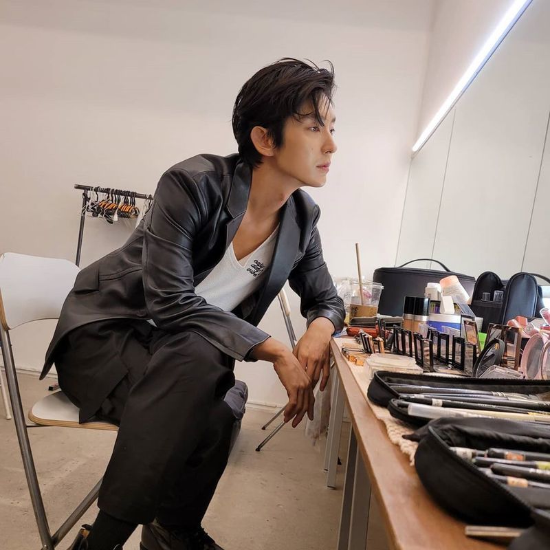Actor Lee Joon-gi possessed The Earrings of Madame de... with chic visuals.Lee Joon-gi posted a photo on his personal Instagram account on October 12 with the caption: See ya soon.Lee Joon-gi in the picture boasts a stylish charm with a leather jacket suit, with a mischievous pose that contradicts the chic visuals in a selfie that has completed the anti-war charm.Meanwhile, Lee Joon-gi has recently performed in the End TVN Flower of Evil.park jung-min