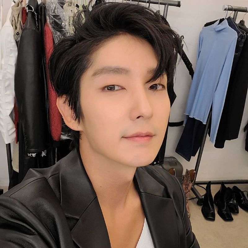Actor Lee Joon-gi possessed The Earrings of Madame de... with chic visuals.Lee Joon-gi posted a photo on his personal Instagram account on October 12 with the caption: See ya soon.Lee Joon-gi in the picture boasts a stylish charm with a leather jacket suit, with a mischievous pose that contradicts the chic visuals in a selfie that has completed the anti-war charm.Meanwhile, Lee Joon-gi has recently performed in the End TVN Flower of Evil.park jung-min