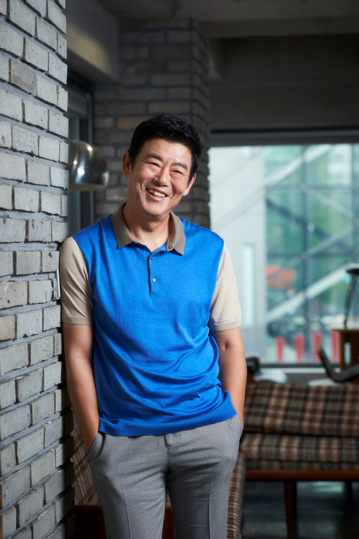 There are three things for actor Sung Dong-il: no pretense, no anti, no wall.Group BTS V, actor Park Bo-gum, Lee Kwang-soo and other juniors can call and drink soju without hesitation. The secret?Maybe its because he buys good snacks and drinks without trying to teach them. Haha. I dont tell juniors to do this.I realized that the best senior is a good listener. He also revealed a special mindset that matches his juniors. The answer is easy.My kids dont like it if I dont listen to them, and I hate other people for not liking my family, so I just listen to my juniors.Ill eat something. Ill find you because youre frustrated, but you cant even get a point to work out.Sung Dong-il has recently told stories about his new film Security (director Kang Dae-gyu) from his close junior Kim Hee-won and Ha Ji-won to his family affection, and he has been talking about his family affection.Ha Ji-won and Kim Hee-won, positive and sincere juniors In this work, he conveys the heartwarming story of 9-year-old Seung-yi (Park So-yi) to the film with Kim Hee-won, who is disassembled as a loan company.He was also born as a real illegitimate child and confessed to a family history that he could not go to school because he could not get to his family until he was 10 years old. He said that he was sympathetic to the seung who came to the chance.Ive had that experience, because I understand how it feels, that theres no parents, so Im not going to cry any more in this work, and Im not going to try to make the performance intense.Especially when I was going to save the seung, I was really tearful and I was angry. When I followed the sentiment line, I stopped for a while, and when the tears stopped, I took them again.I felt that I had to put up with it so that the audience could get that sad feeling.Kim Hee-won, who is usually close to me, and Kim Hee-won, who showed bromance in a work, were also meaningful. Kim Hee-won originally came to my house and was close to children.Because there was no TV, the children did not know Kim Hee-won was playing, but this time I saw it properly.It was fun to be in The Uncle movie while eating at home.But when my little brother saw me just treating Jongbae in the play, he said, Dad, why are you so insulting to The Uncle?Hahahaha. Ha Ji-won, who appeared as Adult Seungi , expressed satisfaction with breathing. Who does not breathe with Ha Ji-won?Ha Ji-won really has no enemies. I dont think Anti is any more than me. Thats always positive.Kim Hee-won and Ha Ji-won are both positive juniors who dont complain, and I was surprised to do my best even though there are not many gods.And then I had a romance to keep my lover breathing, Haha.