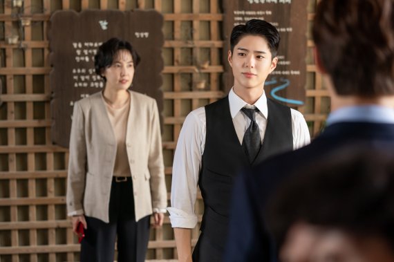 TVNs monthly drama Record of Youth released the scene of the tenth day of Park Bo-gum, who is solid even in Danger.Park So-dam, who shares a heartbeat eye contact with people from the eyes of the first human being in the drama, and Won Hae-hyo (Byeon Woo-suk), who is busy, are also caught together, raising curiosity.Here, Lee Sung-kyung, who is a colleague of Sa Hye-joons model and a special appearance as the heroine of the new work, Jin Seo-woo, is added to raise expectations.Sa Hye-joon, who had an unexpected ordeal in the last broadcast, was saddened.Sa Hye-joon continued his unstoppable Shoes move to be mentioned in the next film of a world-renowned director, but he also had to fight malicious comments and rumors.In the meantime, Sa Hye-joon, who appeared in a new work without shaking even in Danger, was caught.Sa Hye-joon, who emits the perfect aura of Actor from head to toe, catches the eye.Sa Hye-joons melodrama, which is exchanging sweet eyes with Park So-dam, avoids the eyes of the field staff, causes Simkung. Won Hae-hyo, who has been featured together, also attracts attention.Won Hae-hyo, who makes the filming scene a runway with a superior suit fit, is also drawing attention to his progress, which is suffering from severe growth.The serious face of manager Lee Min-jae (Shin Dong-mi), who summoned Ahn Jung-ha in the following photos, is also exciting.Lee Min-jae, who watched Sa Hye-joon and An Jeong-has smack love affair, is curious about why he came to his own party and what he would have said to An Jeong-ha.It is interesting to see Danger, who is a close friend and heroine of the first human being, Jin Seo-woo (Lee Sung-kyung), since she was a model with Sa Hye-joon.Lee Sung-kyung, who is a special actress, is already stimulating the expectation of what kind of performance he will perform.In the 12th episode, which will air on the 13th, Sa Hye-joon, who is hit by another Danger, is pictured. A dangerous signal will be detected in the romance between Sa Hye-joon and An Jeong-ha, who have pledged solid love.The emotional changes come to Sa Hye-joon and An Jeong-ha, who were not shaken by the constant Danger, said the production team of the Record of Youth. We also want to expect Lee Sung-kyung, who is a special actress who is the catalyst for emotional agitation.