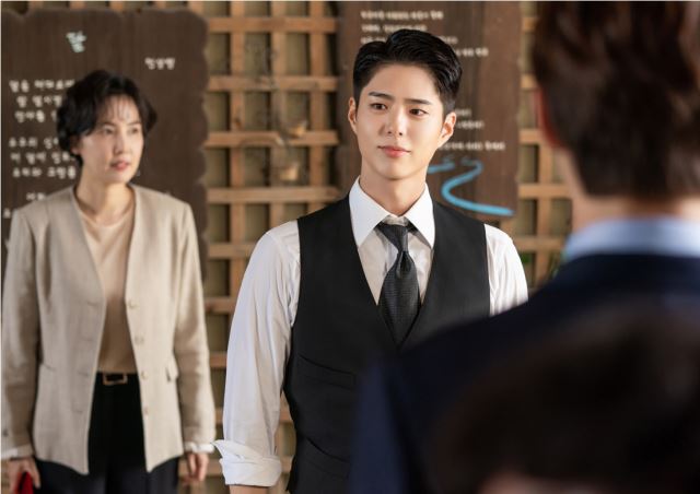 TVN Mon-Tue drama Record of Youth released the scene of the tenth day of Park Bo-gum, who is solid even in Danger.Park So-dam, who shares a heartbeat eye contact with people from the eyes of the first human being in the drama, and Won Hae-hyo (Byeon Woo-suk), who is busy, are also caught together, raising curiosity.Here, Lee Sung-kyung, who is a colleague of Sa Hye-joons model and a special appearance as the heroine of the new work, Jin Seo-woo, is added to raise expectations.In the meantime, Sa Hye-joon, who appeared in a new work without shaking even in Danger, was caught.Sa Hye-joon, who emits the perfect aura of Actor from head to toe, catches the eye.Sa Hye-joons melodrama, which is exchanging sweet eyes with Park So-dam, avoids the eyes of the field staff, causes Simkung. Won Hae-hyo, who has been featured together, also attracts attention.Won Hae-hyo, who makes the filming scene a runway with a superior suit fit, is also drawing attention to his progress, which is suffering from severe growth.The serious face of manager Lee Min-jae (Shin Dong-mi), who summoned Ahn Jung-ha in the following photos, is also exciting.Lee Min-jae, who watched Sa Hye-joon and An Jeong-has smack love affair, is curious about why he came to his own party and what he would have said to An Jeong-ha.It is interesting to see Danger, who is a close friend and heroine of the first human being, Jin Seo-woo (Lee Sung-kyung), since she was a model with Sa Hye-joon.Lee Sung-kyung, who is a special actress, is already stimulating the expectation of what kind of performance he will perform.In the 12th episode, which will air today (13th), Sa Hye-joon, who is hit by another Danger, is pictured. A dangerous signal will be detected in the romance between Sa Hye-joon and An Jeong-ha, who have pledged solid love.The emotional changes come to Sa Hye-joon and An Jeong-ha, who were not shaken by the constant Danger, said the production team of the Record of Youth. We also want to expect Lee Sung-kyung, who is a special actress who is the catalyst for emotional agitation.On the other hand, tvN Mon-Tue drama Record of Youth 12 times can be seen at 9 pm today (13th).