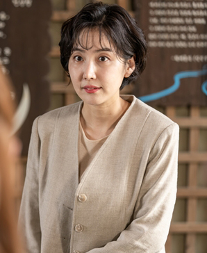 TVN Mon-Tue drama Record of Youth released the scene of the tenth day of Park Bo-gum, who is solid even in Danger.Park So-dam, who shares a heartbeat eye contact with people from the eyes of the first human being in the drama, and Won Hae-hyo (Byeon Woo-suk), who is busy, are also caught together, raising curiosity.Here, Lee Sung-kyung, who is a colleague of Sa Hye-joons model and a special appearance as the heroine of the new work, Jin Seo-woo, is added to raise expectations.In the meantime, Sa Hye-joon, who appeared in a new work without shaking even in Danger, was caught.Sa Hye-joon, who emits the perfect aura of Actor from head to toe, catches the eye.Sa Hye-joons melodrama, which is exchanging sweet eyes with Park So-dam, avoids the eyes of the field staff, causes Simkung. Won Hae-hyo, who has been featured together, also attracts attention.Won Hae-hyo, who makes the filming scene a runway with a superior suit fit, is also drawing attention to his progress, which is suffering from severe growth.The serious face of manager Lee Min-jae (Shin Dong-mi), who summoned Ahn Jung-ha in the following photos, is also exciting.Lee Min-jae, who watched Sa Hye-joon and An Jeong-has smack love affair, is curious about why he came to his own party and what he would have said to An Jeong-ha.It is interesting to see Danger, who is a close friend and heroine of the first human being, Jin Seo-woo (Lee Sung-kyung), since she was a model with Sa Hye-joon.Lee Sung-kyung, who is a special actress, is already stimulating the expectation of what kind of performance he will perform.In the 12th episode, which will air today (13th), Sa Hye-joon, who is hit by another Danger, is pictured. A dangerous signal will be detected in the romance between Sa Hye-joon and An Jeong-ha, who have pledged solid love.The emotional changes come to Sa Hye-joon and An Jeong-ha, who were not shaken by the constant Danger, said the production team of the Record of Youth. We also want to expect Lee Sung-kyung, who is a special actress who is the catalyst for emotional agitation.On the other hand, tvN Mon-Tue drama Record of Youth 12 times can be seen at 9 pm today (13th).