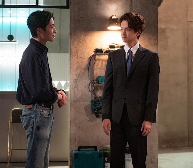 Spy, a heavily armed industry with a bloody charm, is on the show.On October 13, MBCs new tree mini series Spy, which will be broadcasted on October 21, released a still cut of Lim Ju-hwan, Ji Hyun-joon, Jeon Seung-bin and Lee Jong-Won, which emit a bloody charisma.Industrial Spys unfavorable Aura overwhelms the gaze and raises curiosity.Spy, who loved me, draws a thrilling secret romantic comedy of two secret husbands and a woman caught up in spy warfare.The wonderful intelligence of three men and women who can never be together gives a pleasant smile and a thrilling excitement.Director Lee Jai-jin, who showed sensual production through The Banker and My Daughters Golden Month, will hold the megaphone and the script will be directed by Lee Jai-jin.The film is the first drama by Lee Jai-jin, who produced big hits such as The Directors of Namsan, Astronomy: Asking in the Sky, and Miljeong. The production is more focused on the film.While Interpol complete body will be unveiled and Moon Jung-hyuk and hot team play will be announced, Lim Ju-hwan will take off his veil to the industrys secret organization Helmes, adding to expectations.Lim Ju-hwan, Ji Hyun-joon, Jeon Seung-bin, and Lee Jong-Won, who emit breath-stop Aura with only the photo, steal their attention.Derick County, the Asia branch representative of Helmes, is under covert operation under the guise of a diplomatic official.He is a romantic husband to his wife, Kang, and her wife (manner or person), but he does not choose means and methods for business.It is expected to face Kangs ex-husband, who should never meet, and Jeon Ji-hoon (Moon Jung-hyuk), a secret police officer.Peter (Jeon Seung-bin), the second-in-command in the Helmes Asia branch disguised as an international lawyer, is also interesting.A sparking nervous battle with Jang Doo-bong (Ji Hyun-joon), who was kicked out of the accident at Felix, a rival of Helmes, stimulates curiosity.Here, the warm visuals of Helmes youngest child and Derek Countys right-hand man Tinker shake his emotions.His real identity as a classical car restoration specialist is Helmess action leader.Lim Ju-hwan and the new Lee Jong-Won, who will show off the warm brochemi, are interested in the performance.kim myeong-mi