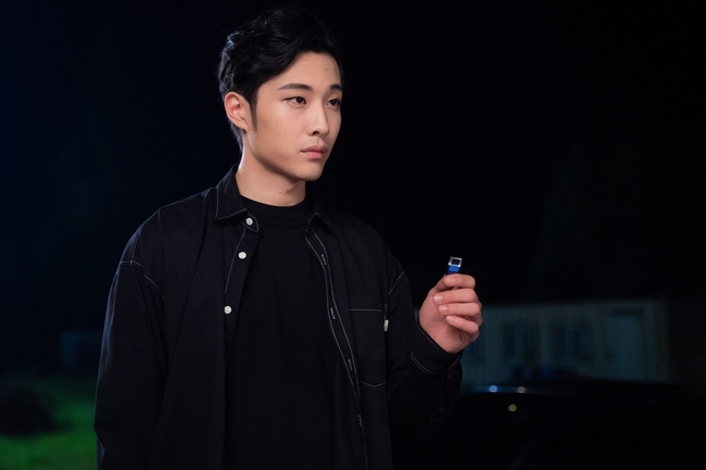 Spy, a heavily armed industry with a bloody charm, is on the show.On October 13, MBCs new tree mini series Spy, which will be broadcasted on October 21, released a still cut of Lim Ju-hwan, Ji Hyun-joon, Jeon Seung-bin and Lee Jong-Won, which emit a bloody charisma.Industrial Spys unfavorable Aura overwhelms the gaze and raises curiosity.Spy, who loved me, draws a thrilling secret romantic comedy of two secret husbands and a woman caught up in spy warfare.The wonderful intelligence of three men and women who can never be together gives a pleasant smile and a thrilling excitement.Director Lee Jai-jin, who showed sensual production through The Banker and My Daughters Golden Month, will hold the megaphone and the script will be directed by Lee Jai-jin.The film is the first drama by Lee Jai-jin, who produced big hits such as The Directors of Namsan, Astronomy: Asking in the Sky, and Miljeong. The production is more focused on the film.While Interpol complete body will be unveiled and Moon Jung-hyuk and hot team play will be announced, Lim Ju-hwan will take off his veil to the industrys secret organization Helmes, adding to expectations.Lim Ju-hwan, Ji Hyun-joon, Jeon Seung-bin, and Lee Jong-Won, who emit breath-stop Aura with only the photo, steal their attention.Derick County, the Asia branch representative of Helmes, is under covert operation under the guise of a diplomatic official.He is a romantic husband to his wife, Kang, and her wife (manner or person), but he does not choose means and methods for business.It is expected to face Kangs ex-husband, who should never meet, and Jeon Ji-hoon (Moon Jung-hyuk), a secret police officer.Peter (Jeon Seung-bin), the second-in-command in the Helmes Asia branch disguised as an international lawyer, is also interesting.A sparking nervous battle with Jang Doo-bong (Ji Hyun-joon), who was kicked out of the accident at Felix, a rival of Helmes, stimulates curiosity.Here, the warm visuals of Helmes youngest child and Derek Countys right-hand man Tinker shake his emotions.His real identity as a classical car restoration specialist is Helmess action leader.Lim Ju-hwan and the new Lee Jong-Won, who will show off the warm brochemi, are interested in the performance.kim myeong-mi